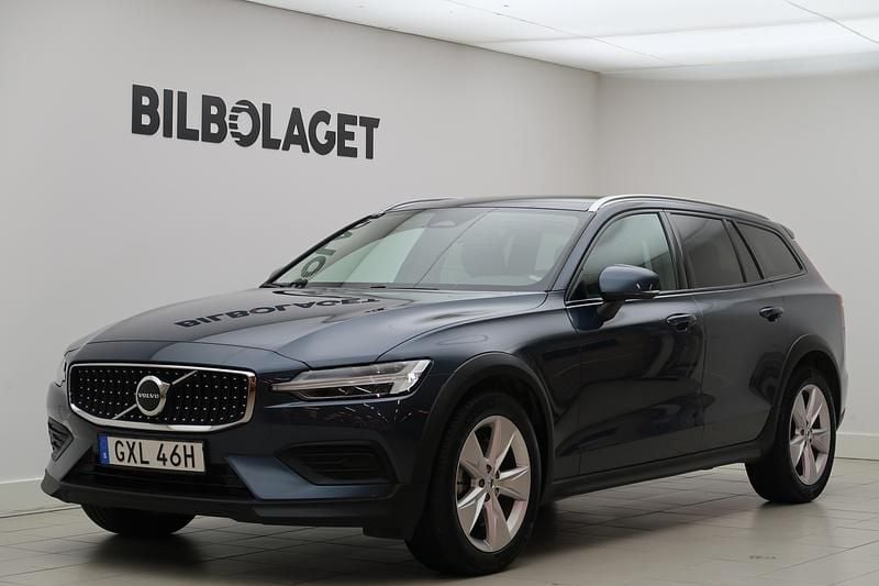 Blå Begagnad 2024 Volvo V60 CC Core Kombi | 389 500 kr (Marknadspris) - Bild 1/4