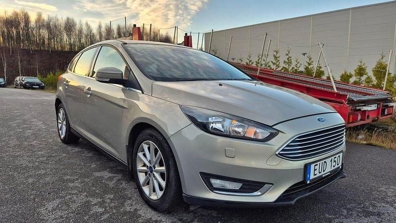 Grå Begagnad 2015 Ford Focus Halvkombi | 54 900 kr (Marknadspris) - Bild 1/4