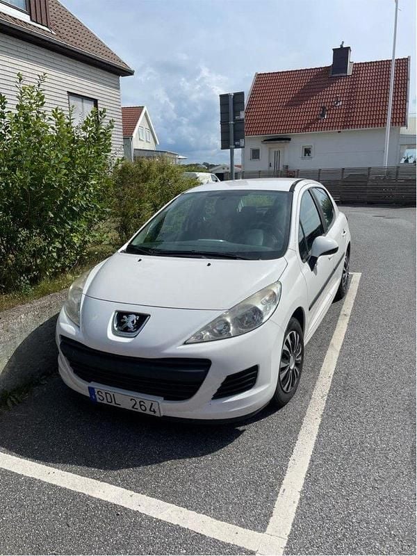 Vit Begagnad 2010 Peugeot 207 Halvkombi | 39 000 kr (Bra pris) - Bild 1/4
