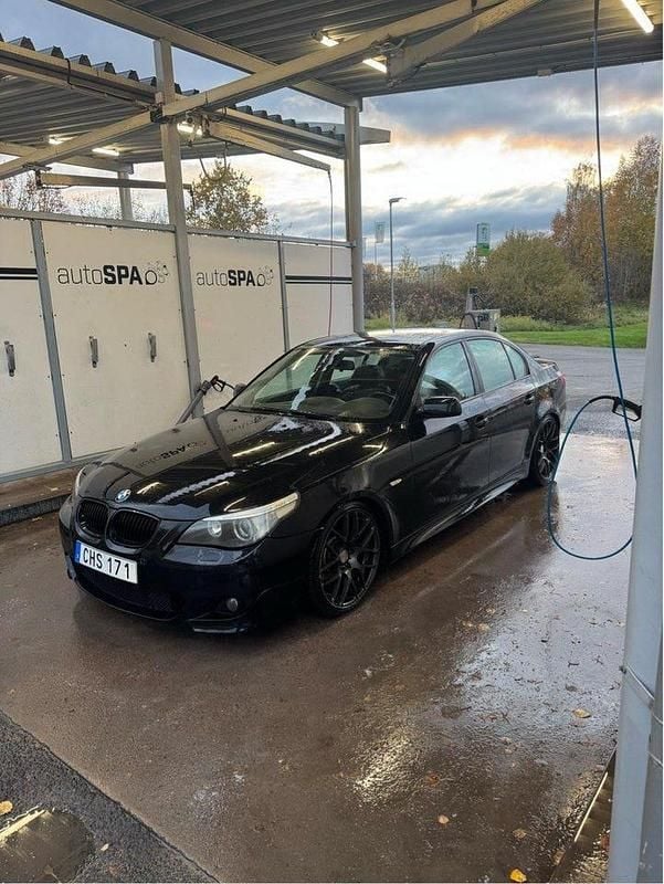 Begagnad 2004 BMW 545 Sedan | 65 000 kr (Marknadspris) - Bild 1/4