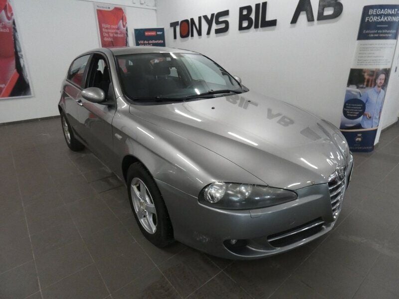 Mörkröd (grå) Begagnad 2007 Alfa Romeo 147 Distinctive Halvkombi | 24 901 kr - Bild 1/4