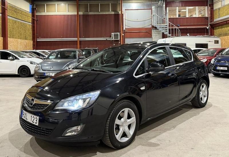 Begagnad Opel Astra Enjoy 131 HK (96 kW) 2012 Svart