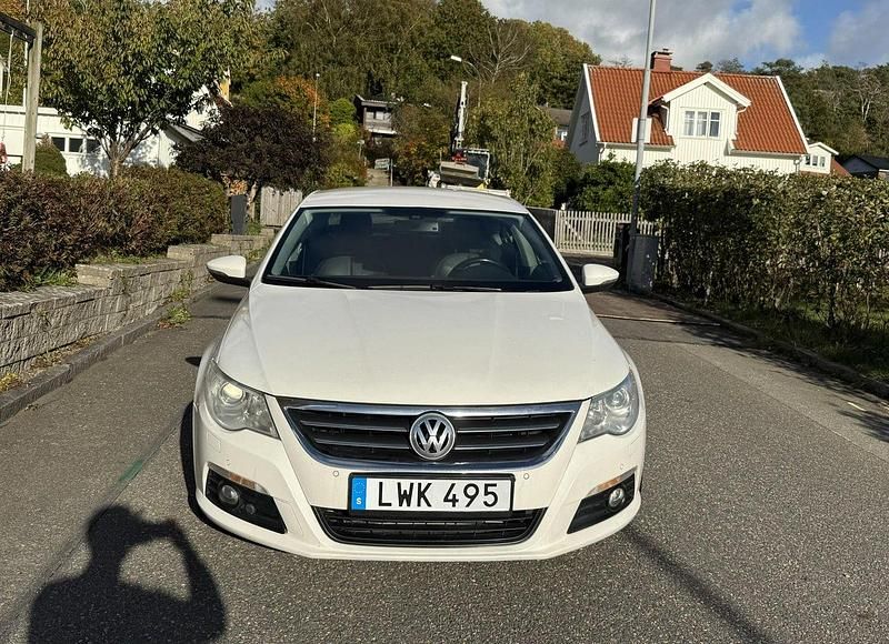 Vit Begagnad 2012 VW CC Sedan | 55 000 kr (Superpris) - Bild 1/4
