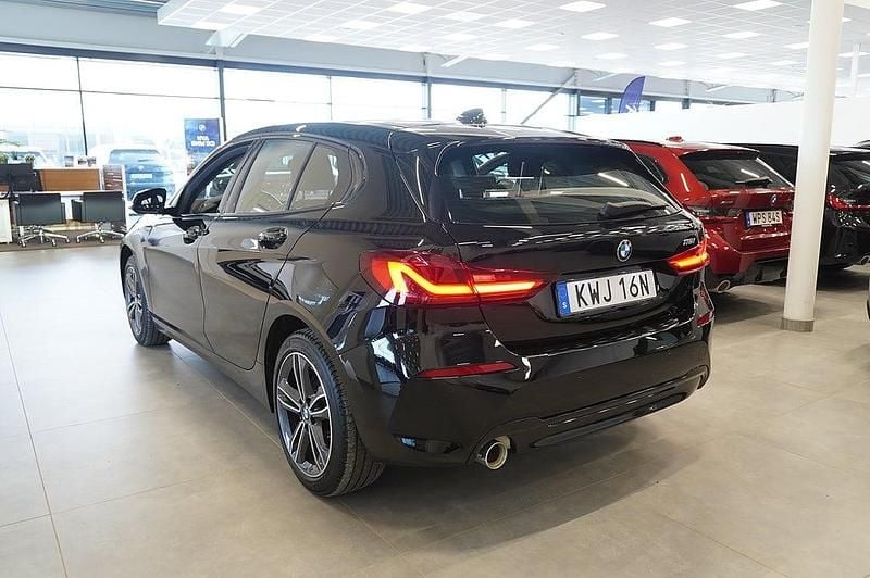 Begagnad BMW 118 Sport Line 136 HK (100 kW) 2023 Svart Halvkombi