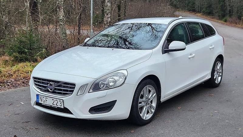 Vit Begagnad 2012 Volvo V60 Kombi | 69 900 kr (Bra pris) - Bild 1/4