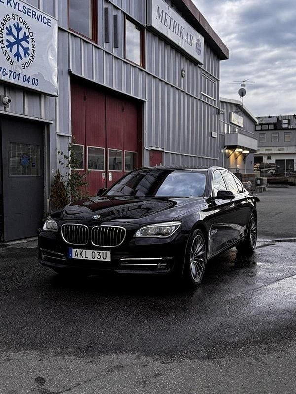 Svart Begagnad 2013 BMW 750 Comfort Edition Sedan | 220 000 kr - Bild 1/4