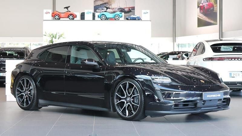 Svart Begagnad 2022 Porsche Taycan Sport Turismo Sedan | 695 000 kr (Bra pris) - Bild 1/4