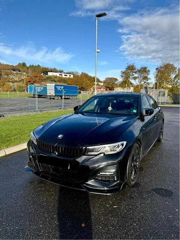 Begagnad 2020 BMW 330e M Sport Sedan | 359 000 kr - Bild 1/4