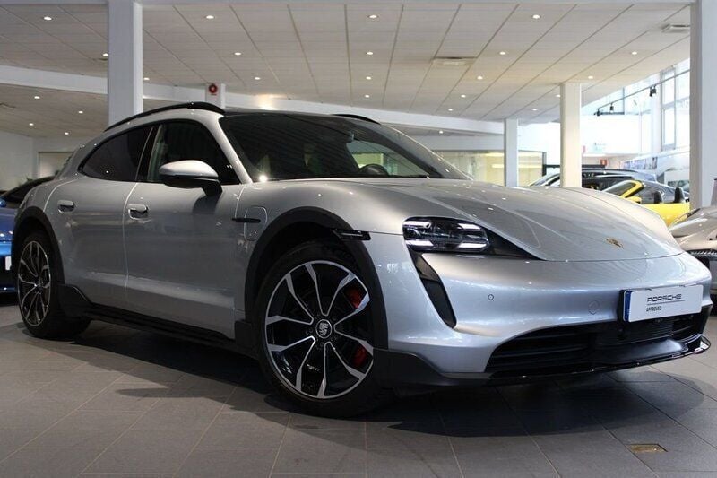 Silver (dolomite silver metallic) Begagnad 2022 Porsche Taycan 4S Cross Turismo Sedan | 815 000 kr (Marknadspris) - Bild 1/4