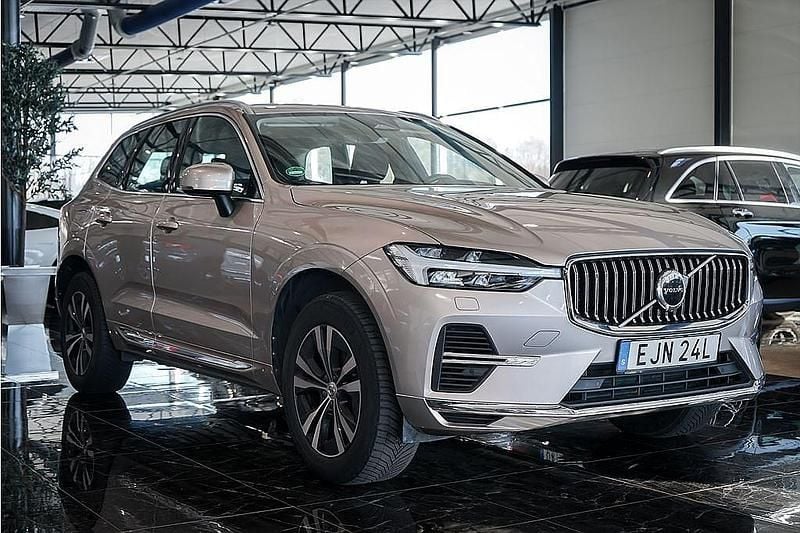Begagnad Volvo XC60 Momentum 253 HK (186 kW) 2022 Ljusgrå SUV
