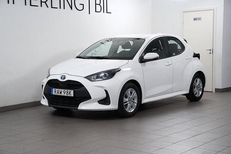 Vit Begagnad 2023 Toyota Yaris Hybrid Active Halvkombi | 194 900 kr (Marknadspris) - Bild 1/4