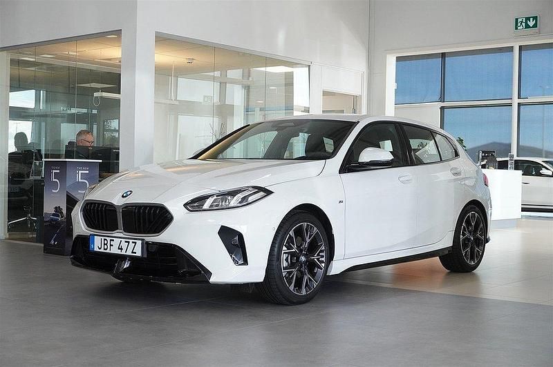 Vit Begagnad 2025 BMW 120 M Sport Halvkombi | 378 800 kr - Bild 1/4