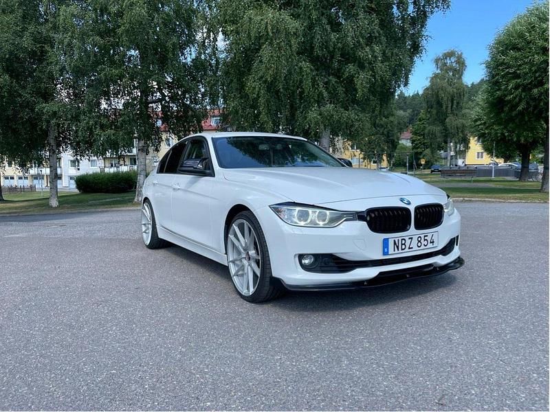 Vit Begagnad 2013 BMW 328 Sedan | 105 000 kr (Superpris) - Bild 1/3