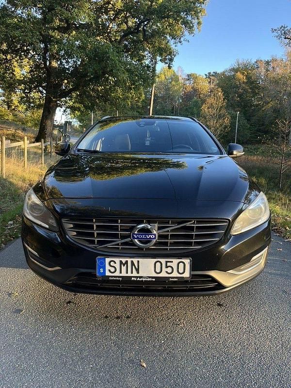 Svart Begagnad 2014 Volvo V60 Momentum Kombi | 86 000 kr (Marknadspris) - Bild 1/4