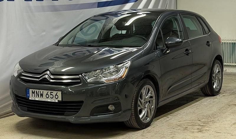 Grå Begagnad 2014 Citroën C4 Halvkombi | 69 500 kr (Marknadspris) - Bild 1/4