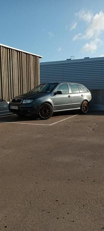 Grå Begagnad 2005 Skoda Fabia Elegance Kombi | 22 000 kr - Bild 1/4