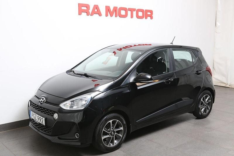 Svart Begagnad 2017 Hyundai i10 Premium Halvkombi | 84 800 kr (Marknadspris) - Bild 1/3