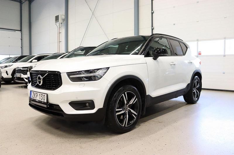 Vit Begagnad 2018 Volvo XC40 R-Design SUV | 274 900 kr (Marknadspris) - Bild 1/4