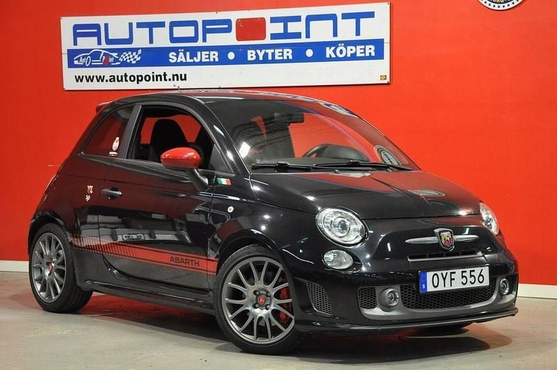 Svart Begagnad 2016 Abarth 595 Competizione Halvkombi | 188 700 kr (Marknadspris) - Bild 1/4