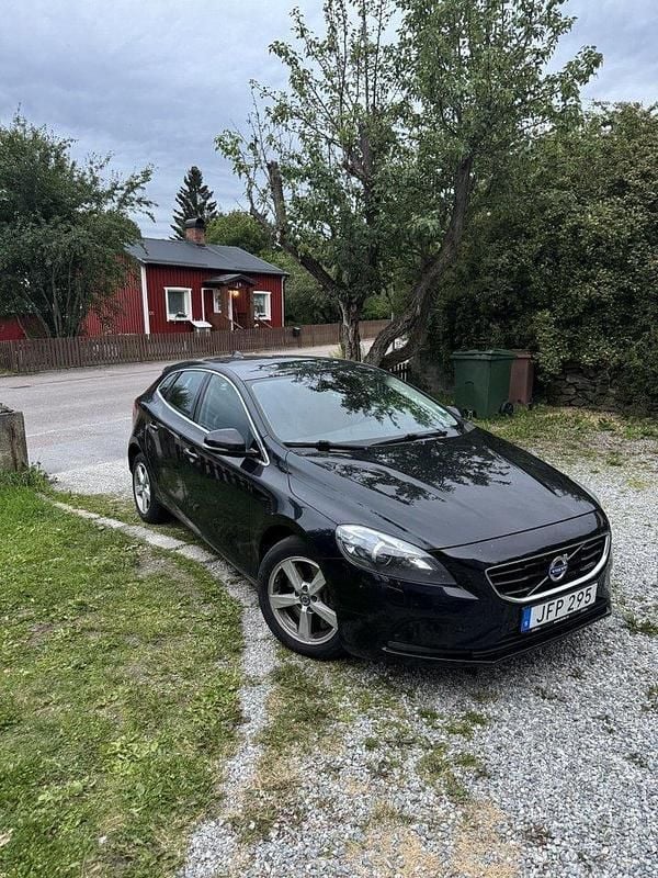 Svart Begagnad 2015 Volvo V40 Momentum Kombi | 140 000 kr (Marknadspris) - Bild 1/4