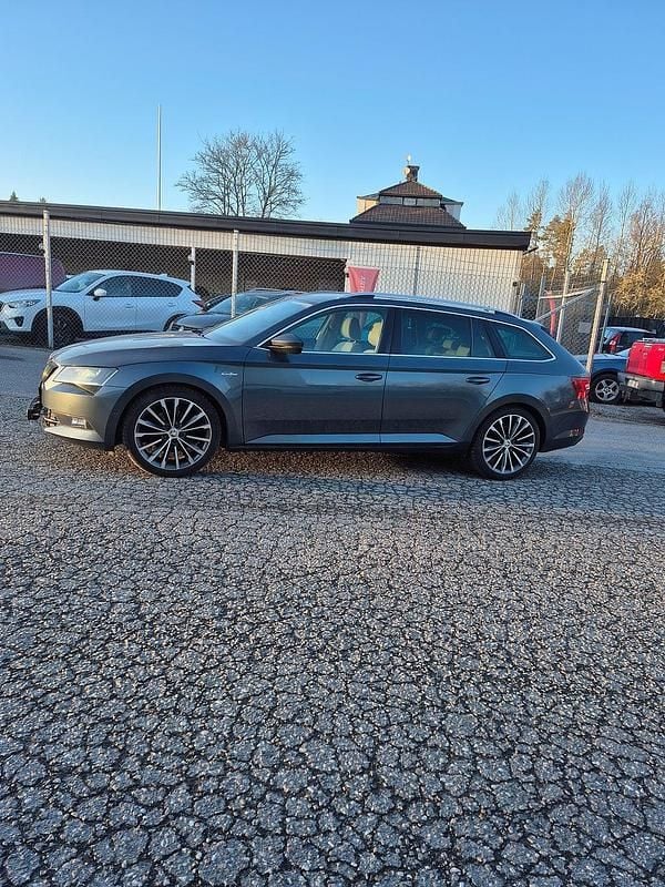 Begagnad Skoda Superb LAURIN & KLEMENT 190 HK (139 kW) 2015 Grå Kombi