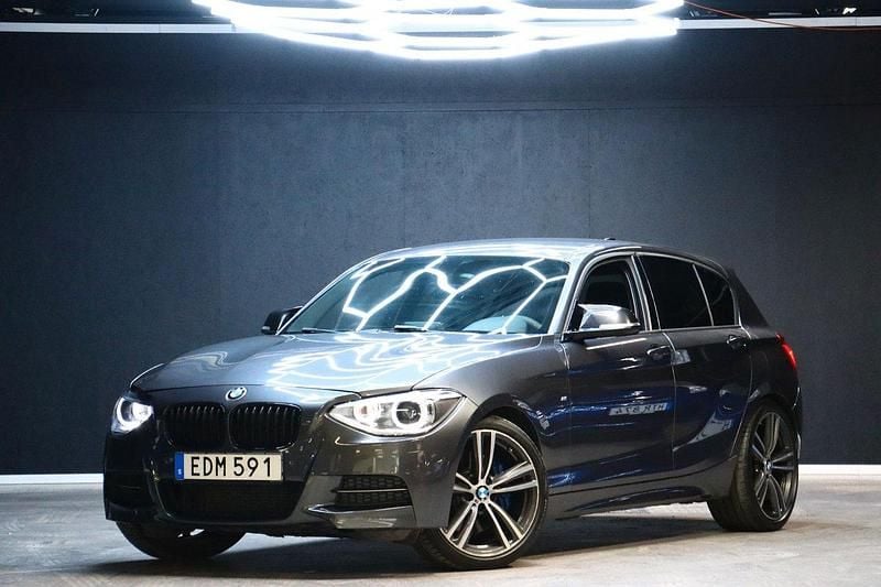 Grå Begagnad 2015 BMW M135 M Sport Halvkombi | 239 900 kr (Marknadspris) - Bild 1/4