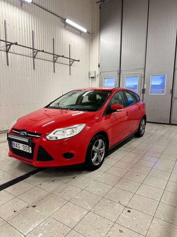 Röd Begagnad 2013 Ford Focus Trend Halvkombi | 66 900 kr - Bild 1/4