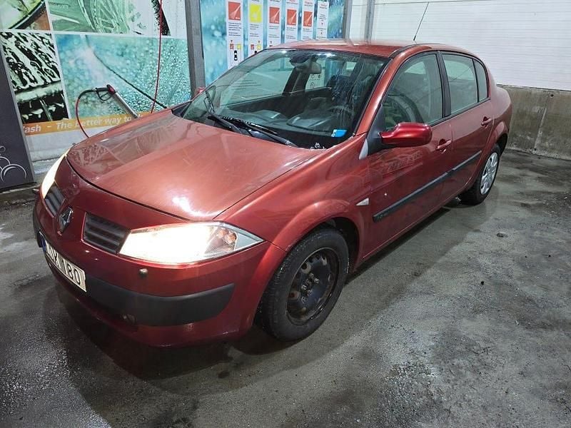 Röd,metallic Begagnad 2004 Renault Mégane II Sedan | 20 000 kr (Marknadspris) - Bild 1/4