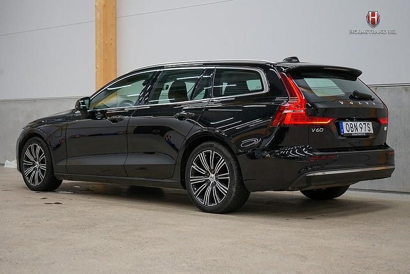 Begagnad Volvo V60 Core 253 HK (186 kW) 2022 Svart Kombi