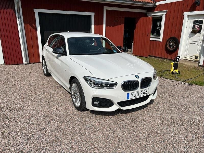 Vit Begagnad 2017 BMW 118 M Sport Halvkombi | 139 000 kr (Bra pris) - Bild 1/4