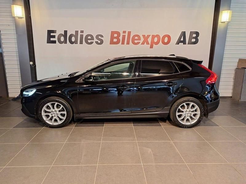 Begagnad Volvo V40 CC Momentum 150 HK (110 kW) 2017 Onyx svart metallic Kombi