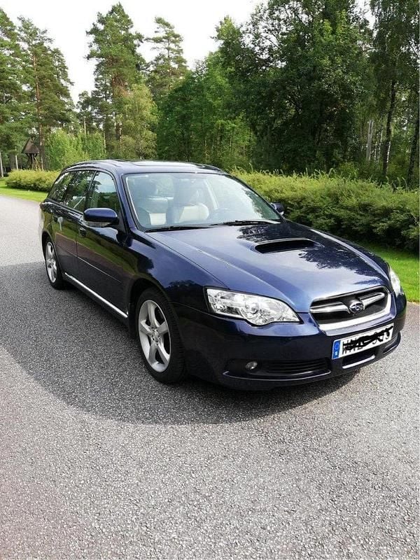 Blå Begagnad 2005 Subaru Legacy Kombi | 45 000 kr (Marknadspris) - Bild 1/4