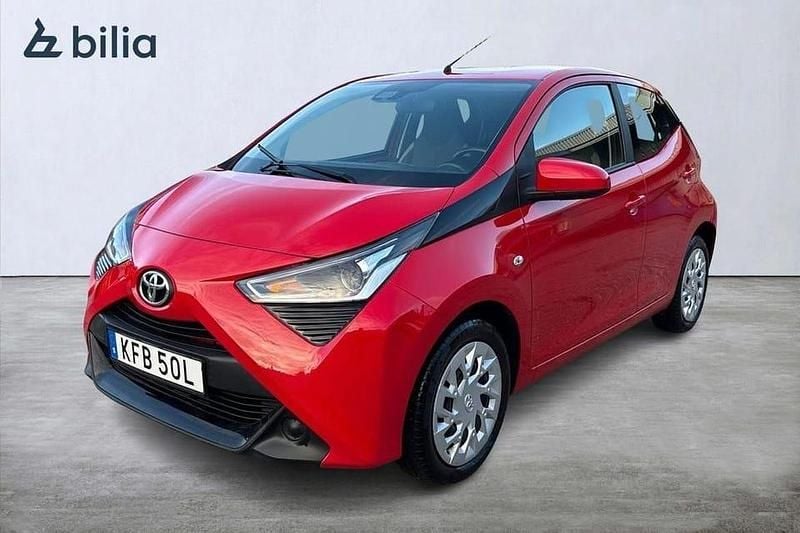 Begagnad Toyota Aygo X-play 72 HK (52 kW) 2021 Röd Halvkombi