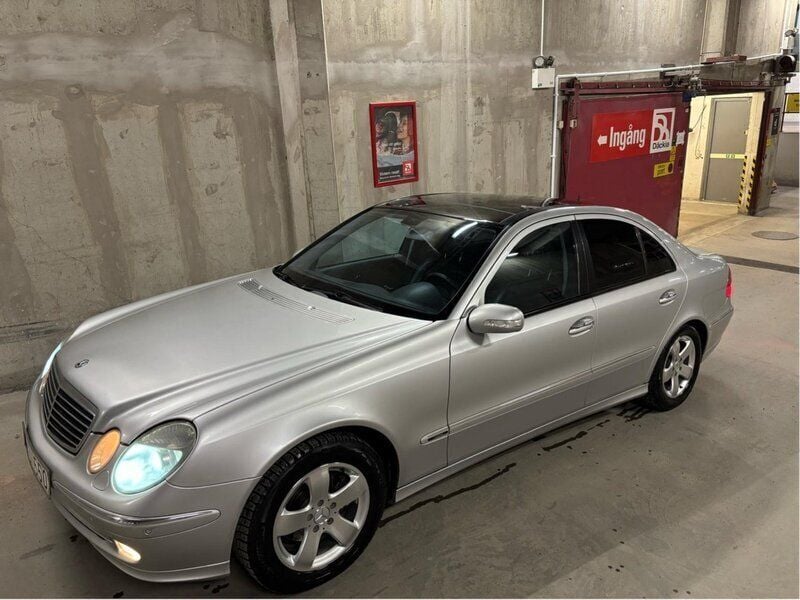 Silver Begagnad 2003 Mercedes E240 Avantgarde Sedan | 39 000 kr (Marknadspris) - Bild 1/4