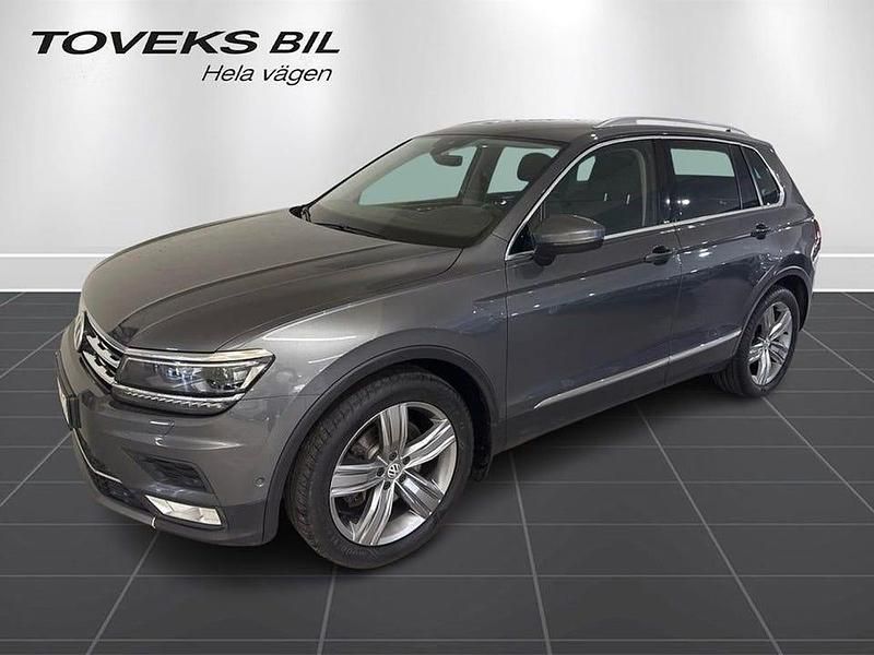 Silver (indium grey metallic) Begagnad 2017 VW Tiguan Highline SUV | 209 900 kr (Bra pris) - Bild 1/4
