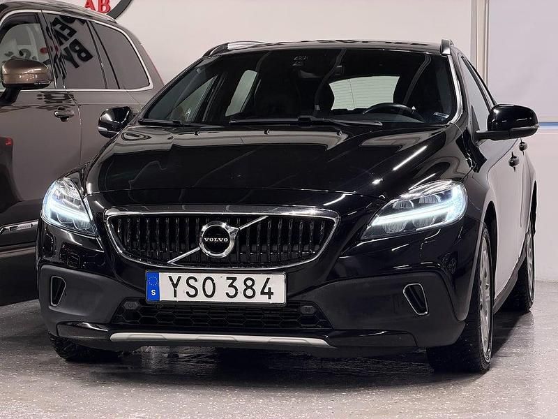 Begagnad Volvo V40 Momentum 120 HK (88 kW) 2017 Svart Halvkombi