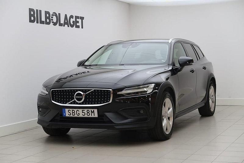 Svart Begagnad 2021 Volvo V60 CC Kombi | 359 800 kr (Marknadspris) - Bild 1/4