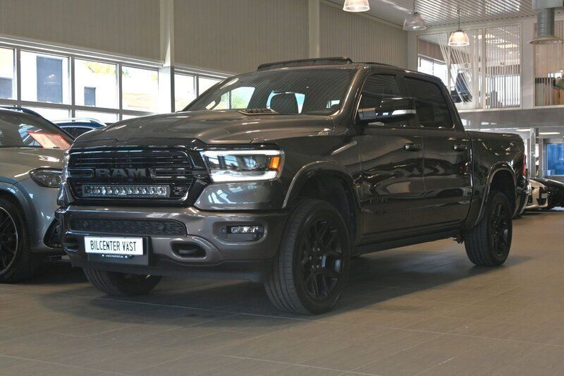Mörkgrå (grå metallic) Begagnad 2021 RAM 1500 Pickup | 729 000 kr (Superpris) - Bild 1/4
