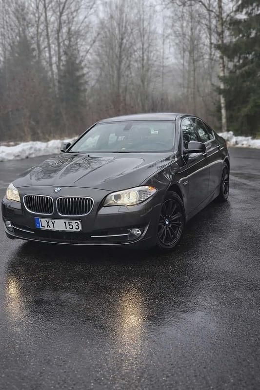 Begagnad 2011 BMW 520 Sedan | 89 000 kr (Marknadspris) - Bild 1/4