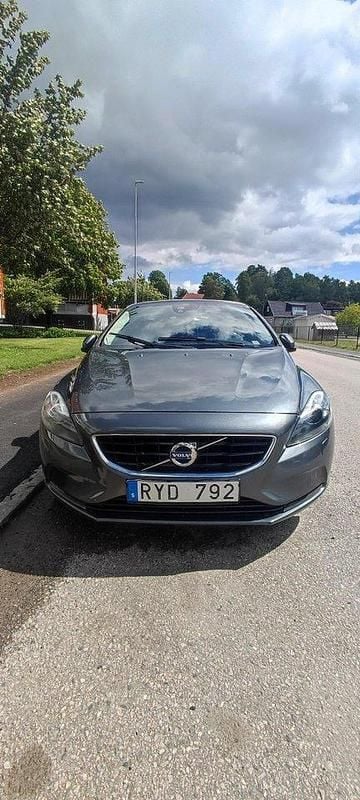 Grå Begagnad 2013 Volvo V40 Momentum Kombi | 85 000 kr (Marknadspris) - Bild 1/4