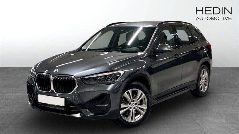 Grå (grey) Begagnad 2020 BMW X1 Sport Line SUV | 269 700 kr (Marknadspris) - Bild 1/4