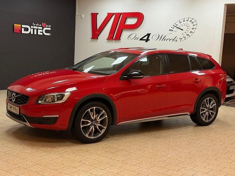 Röd Begagnad 2017 Volvo V60 CC Kombi | 219 800 kr (Bra pris) - Bild 1/4