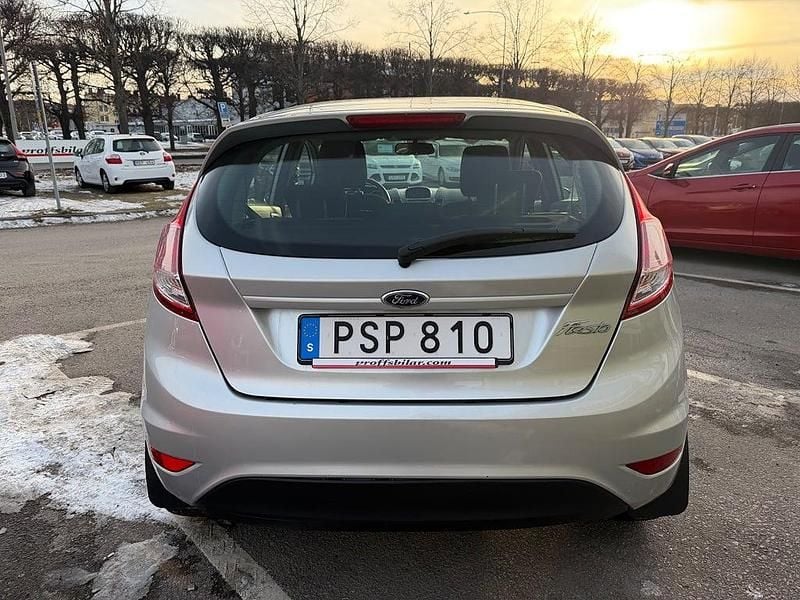 Begagnad Ford Fiesta Trend 80 HK (58 kW) 2014 Silver Halvkombi