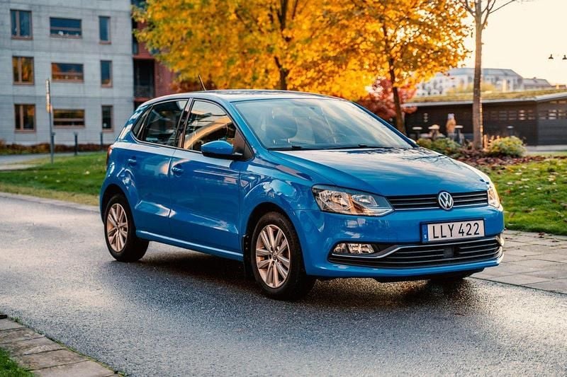 Blå Begagnad 2017 VW Polo Halvkombi | 110 000 kr (Marknadspris) - Bild 1/4