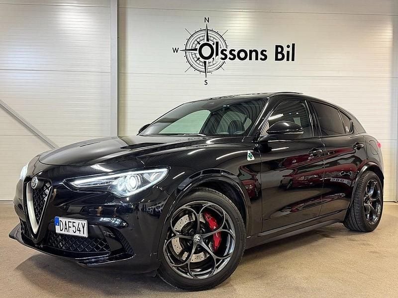 Svart Begagnad 2019 Alfa Romeo Stelvio Quadrifoglio SUV | 549 900 kr (Marknadspris) - Bild 1/4