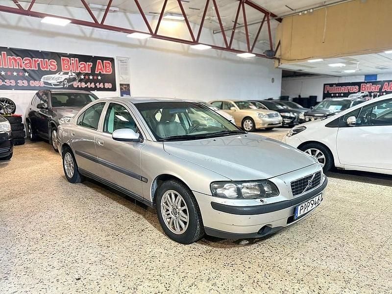 Grå Begagnad 2002 Volvo S60 Sedan | 26 900 kr (Marknadspris) - Bild 1/4