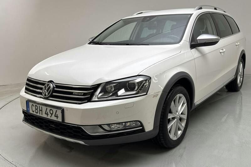 Vit Begagnad 2015 VW Passat Sedan | 129 000 kr (Bra pris) - Bild 1/4