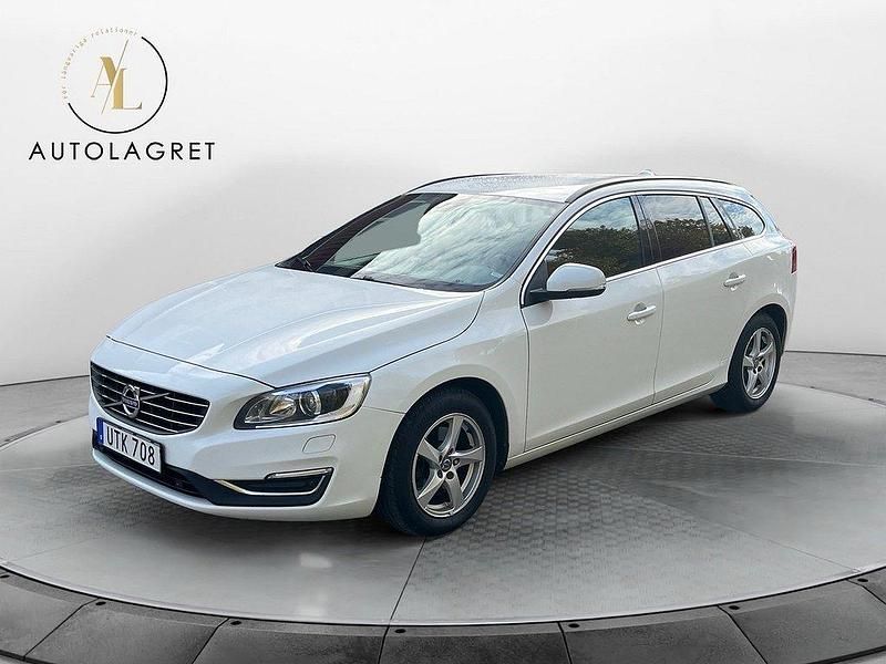 Vit Begagnad 2015 Volvo V60 Momentum Kombi | 144 900 kr (Marknadspris) - Bild 1/4