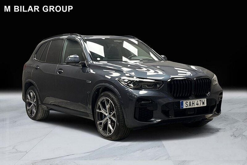 Grå (grå (arctic grey metallic) ) Begagnad 2022 BMW X5 M Sport SUV | 699 000 kr - Bild 1/4