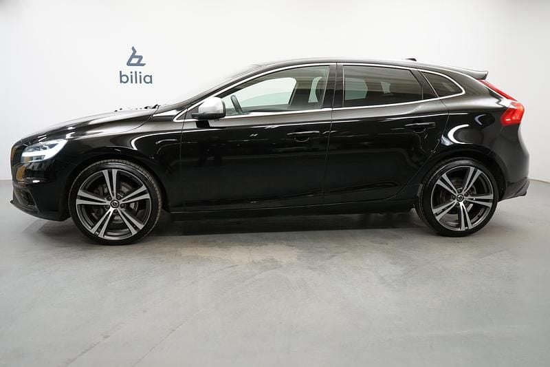 Begagnad Volvo V40 R-Design 248 HK (182 kW) 2017 Svart Halvkombi